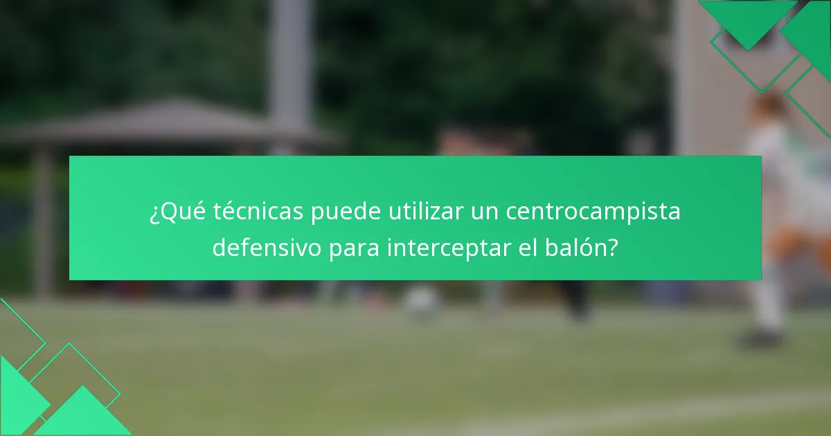 ¿Qué técnicas puede utilizar un centrocampista defensivo para interceptar el balón?